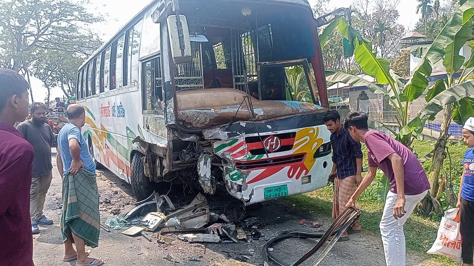 গৌরনদীতে বাস–মাইক্রোবাসের মুখোমুখি সংঘর্ষ দুইজন নিহত, তিনজন গুরুতর আহত