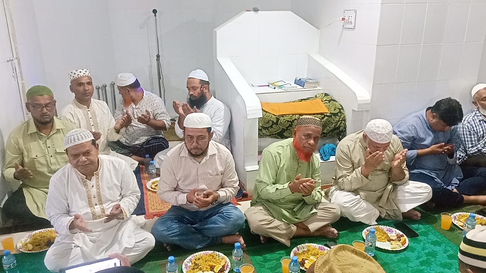 গৌরনদী পৌরসভার ৪নং ওয়ার্ডে কাউন্সিল প্রার্থী সরদার নাসির উদ্দিনের উদ্যোগে ইফতার ও দোয়া মাহফিল