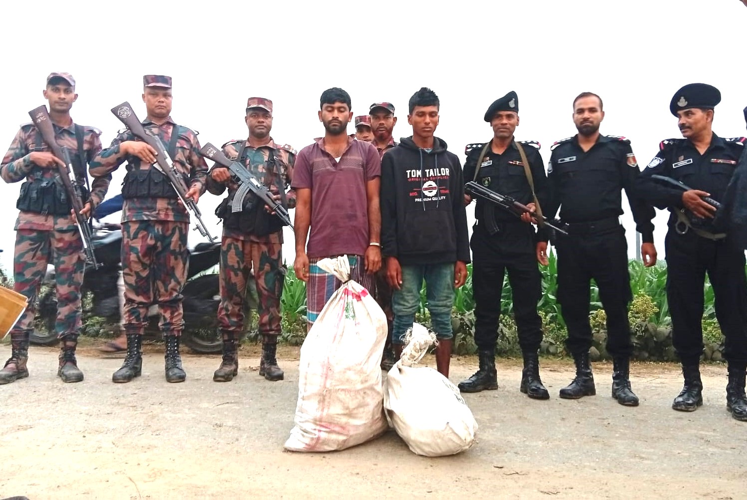 দিনাজপুর সীমান্তে বিজিবি-র‌্যাবের পৃথক অভিযানে ট্যাপেন্টাডল ট্যাবলেট ও স্কাফ সিরাপ উদ্ধার, আটক ৪