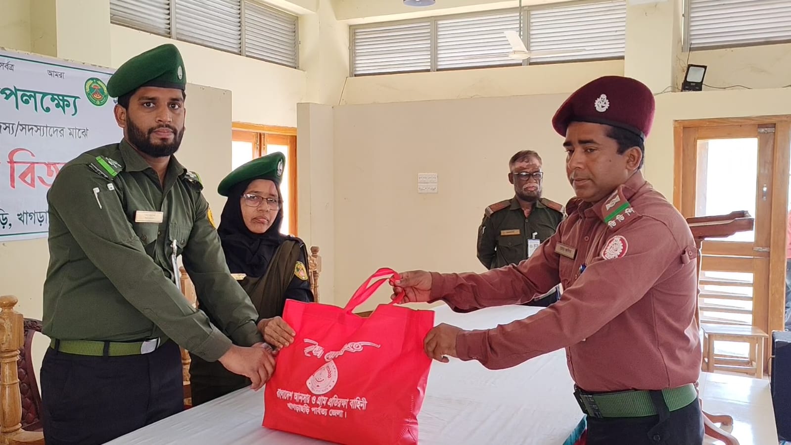 পানছড়িতে ভাতাভোগী আনসার-ভিডিপি সদস্যদের মাঝে ঈদ উপহার বিতরণ