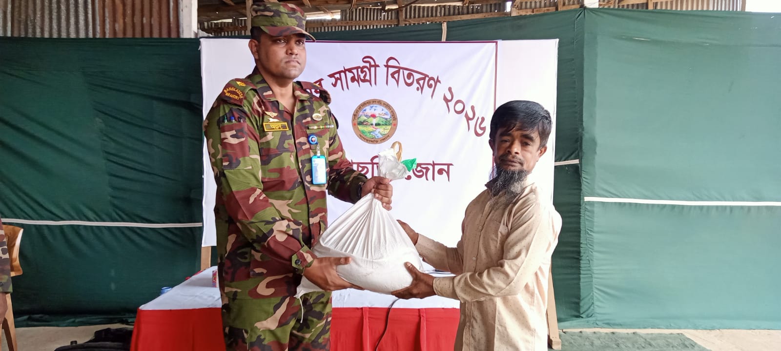 পানছড়িতে সেনাবাহিনীর মানবিক উদ্যোগ, দরিদ্র পরিবারের মাঝে ইফতার সামগ্রী বিতরণ