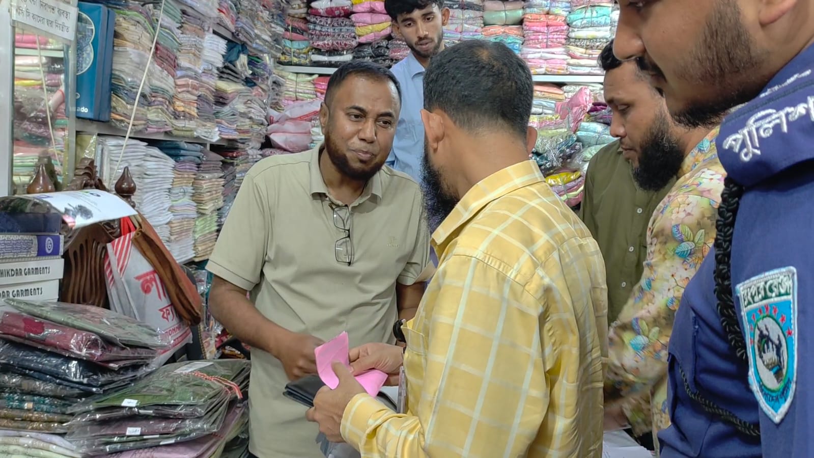 বাংলাদেশি কাপড়কে ভারতীয় বলে বিক্রি, হিলিতে ৫ ব্যবসায়ীর জরিমানা