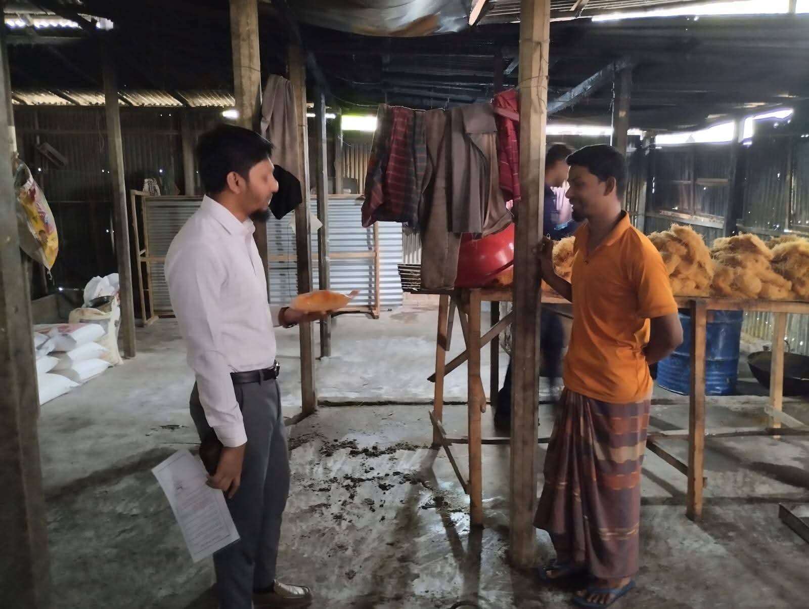 ফুলবাড়ীতে অস্বাস্থ্যকর পরিবেশে খাদ্য উৎপাদন: বেকারি মালিককে ৩০ হাজার টাকা জরিমানা