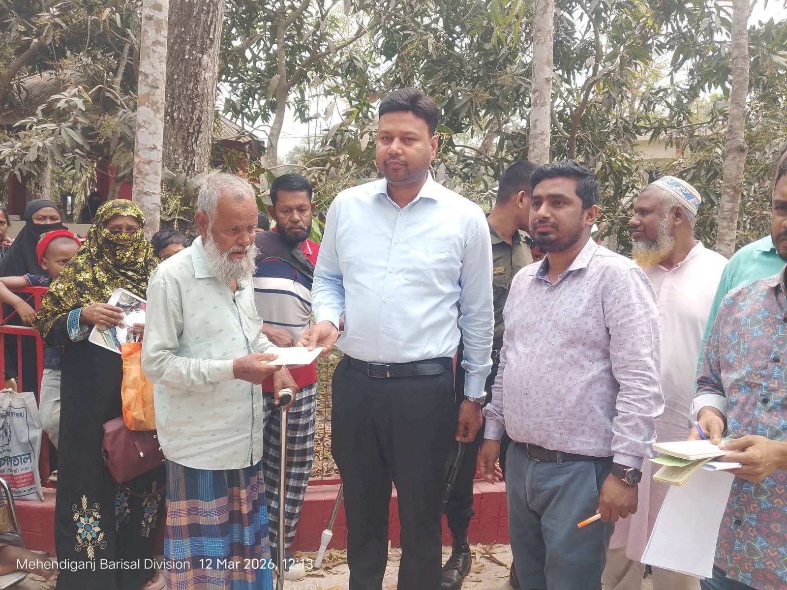 মেহেন্দিগঞ্জে সমাজসেবা অধিদপ্তরের পক্ষ থেকে হুইল চেয়ার ও অনুদানের চেক বিতরণ